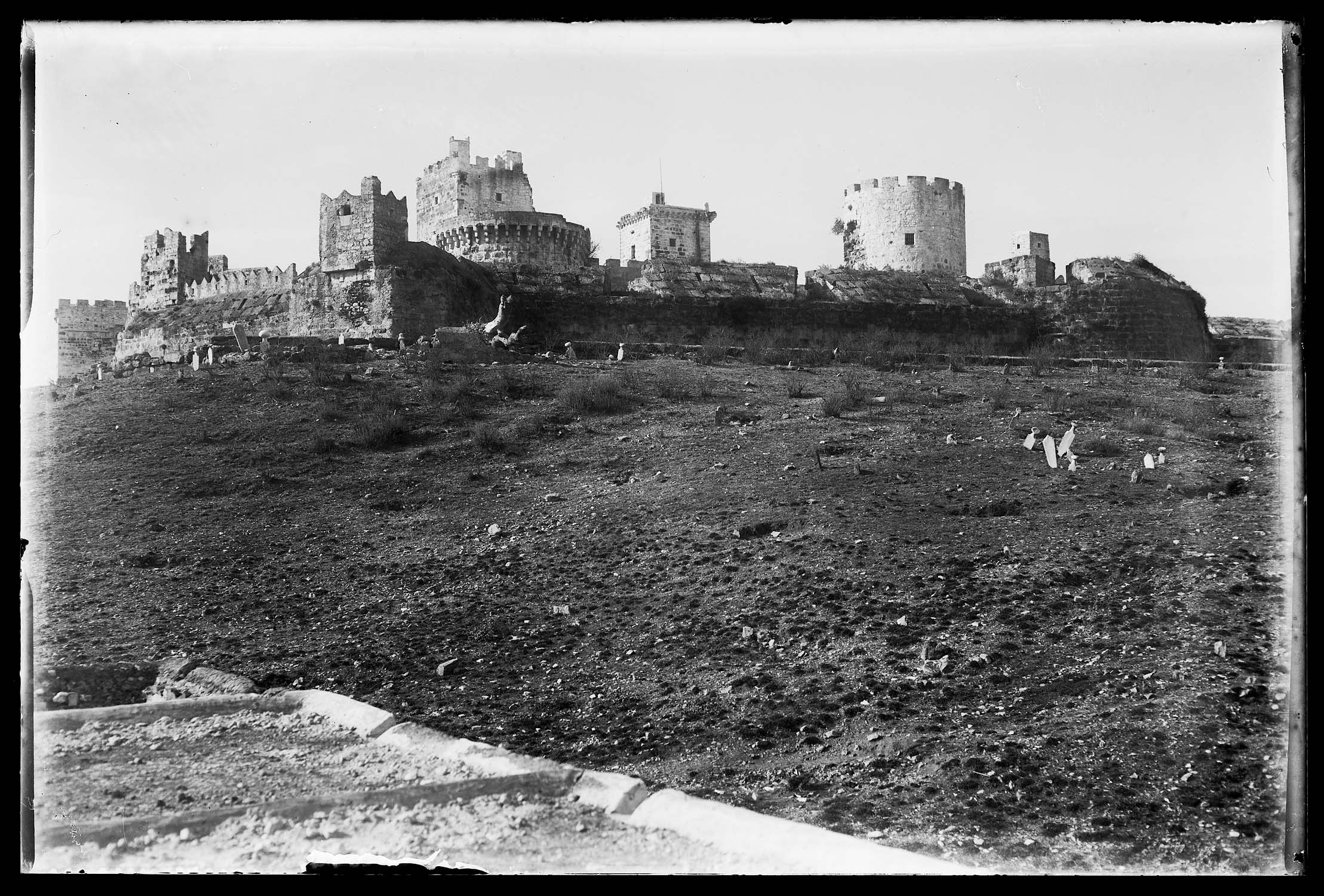 Vue générale des fortifications, prise depuis la contrescarpe nord, à l'emplacement de l'ancien cimetière turc